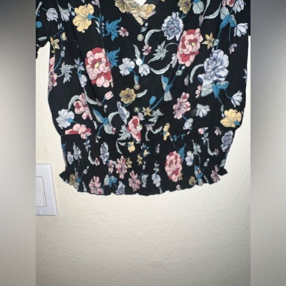 REVAMPED FLORAL BLOUSE- size Medium-NWT - Picture 6 of 6